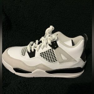 NEW Jordan Retro 4 MILITARY BLACK